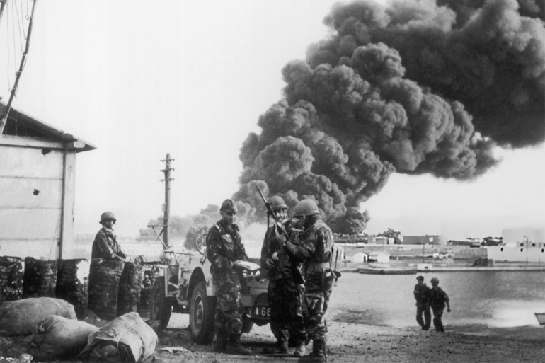 EGYPT - JANUARY 01: A troop of French parachutists verifying their position during the Suez crisis in 1956. (Photo by Keystone-France/Gamma-Keystone via Getty Images)